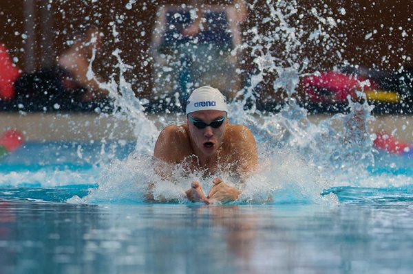 david popovici inoata in bazin cu ochelari de inot la ochi