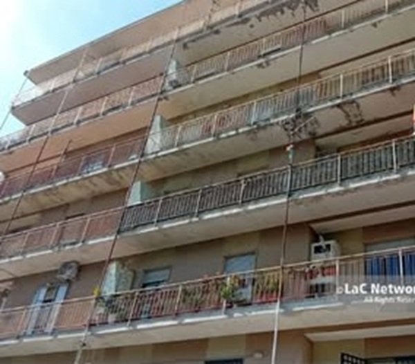 imagine cu un bloc cu mai multe nivele din italia