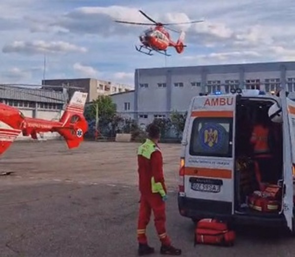 ambulanta si elicopter smurd in curtea unui spital