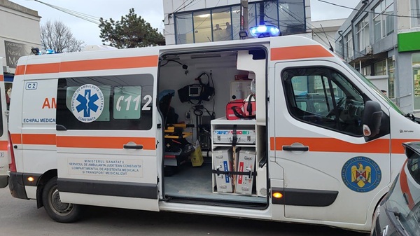 ambulanta oprita cu usa deschisa complet echipata