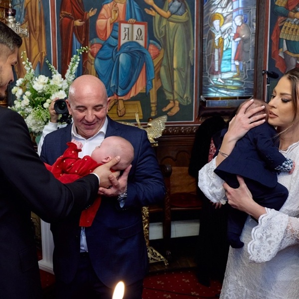 roxana nemes si sotul ei isi tin gemenii in brate la botez