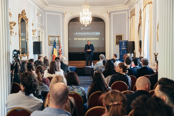imagine cu sir george iacobescu tinand un discurs in sala