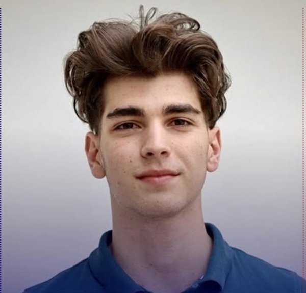 darius mihoc imbracat in tricou albastru par cu cararea pe mijloc