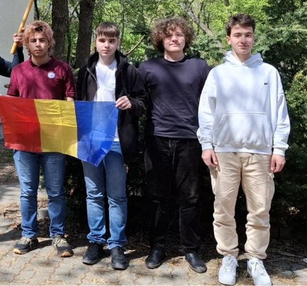 elevi adolescenti tin steagul romaniei