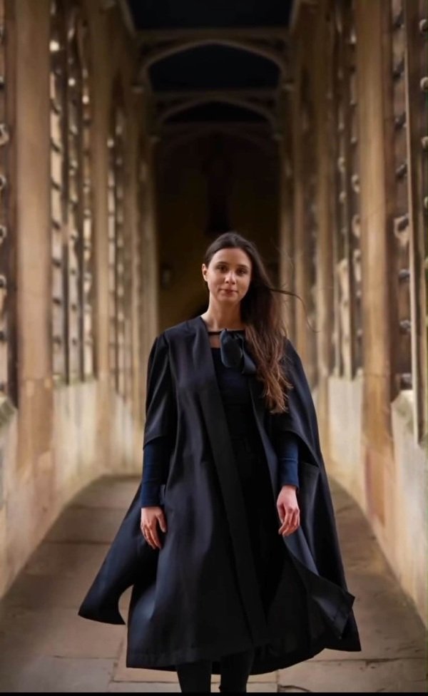 profesoara stefania costea imbracata in negru pe un hol lung