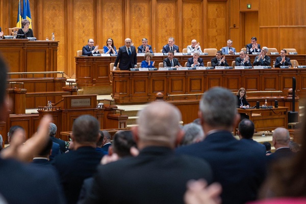 imagine cu mai mulți senatori si deputati in parlament