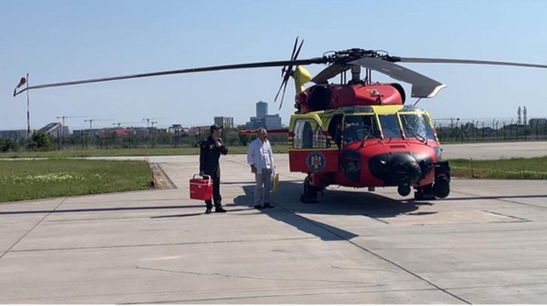 medici la un elicopter smurd aterizat pe o platforma