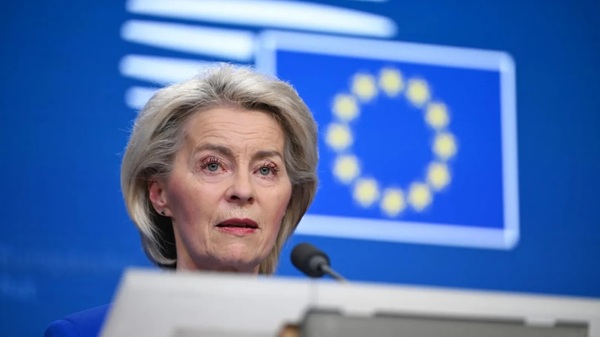 ursula von der leyen tine un discurs steagul ue in spatele ei