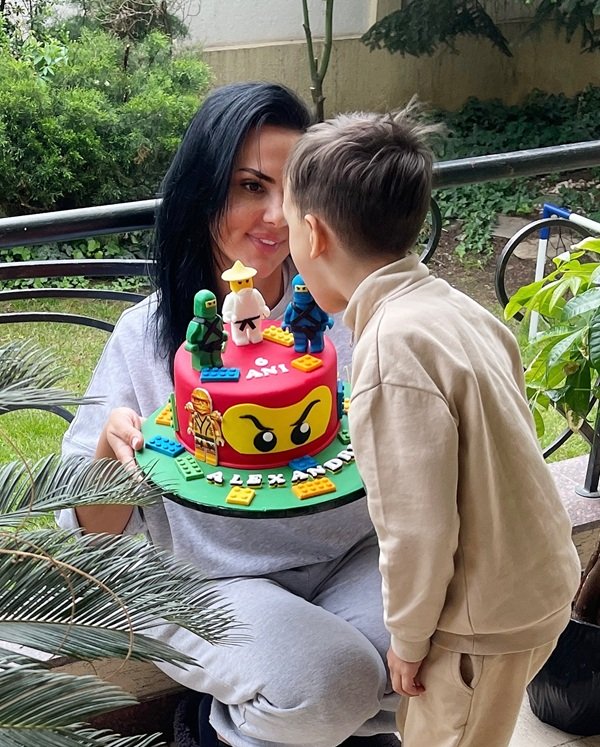 lavinia pirva cu baietelu ei care musca dintr-un tort