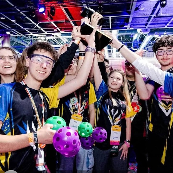 echipa velocity raptors se bucura ca au castigat campionatul la houston