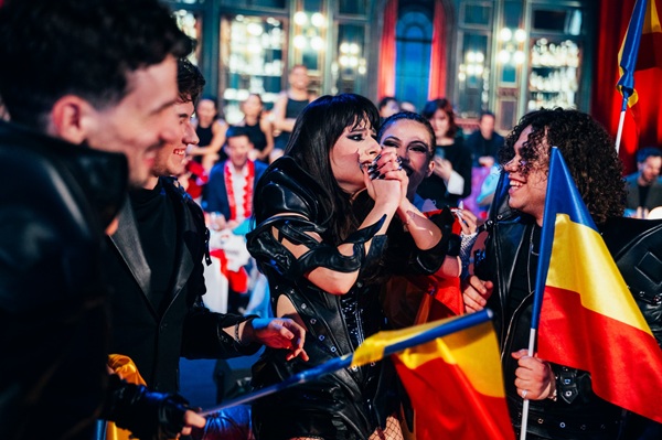 alexandra capitanescu plange alaturi de trupa ei la finala eurovisio