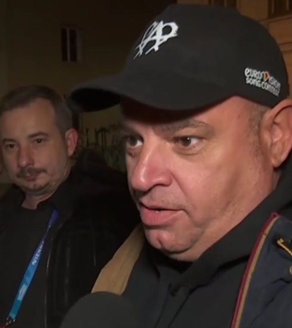 barbat cu sapca da un interviu la microfon