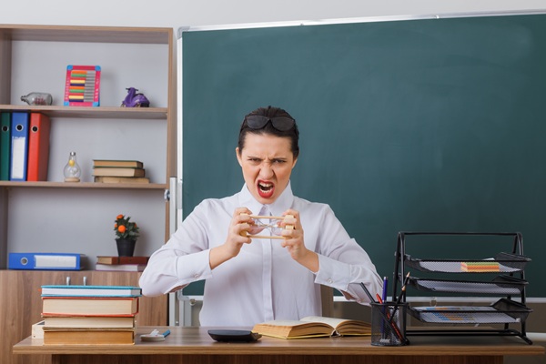 profesoara in camasa alba tine o clepsidra in mana nervoasa