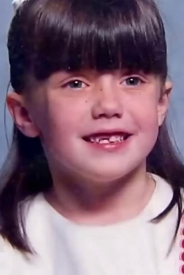 portret de fata cu parul saten mediu imbracata in alb