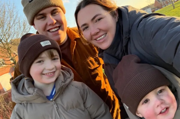 familie cu mama tata si doi baieti fac un selfie