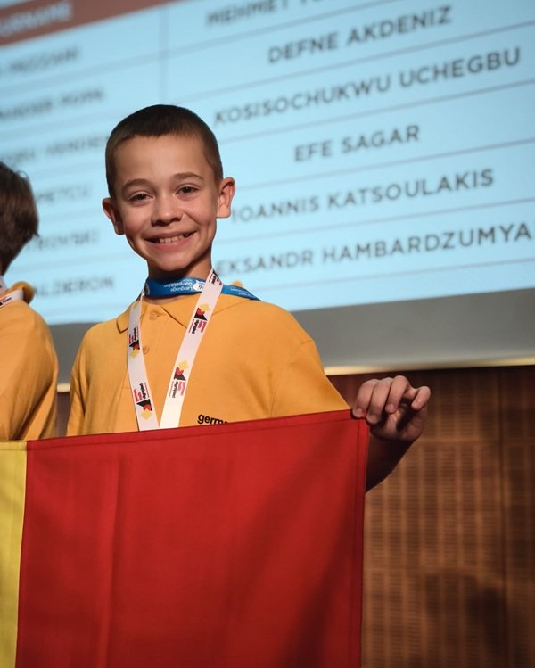 iulian petcu imbracat in galben tine steagul romaniei in mana