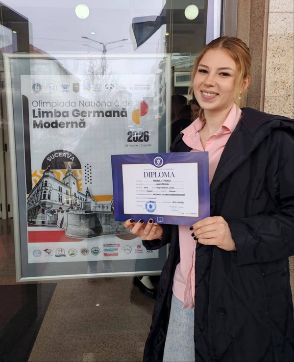 tanara blonda imbracata in negru tine o diploma in mana