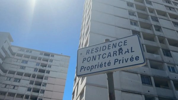 bloc de locuinte pe care scrie proprietate privata