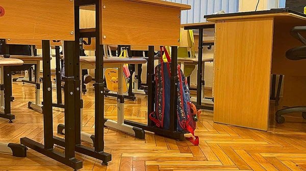 un ghizdan atarnat de banca in sala de clasa