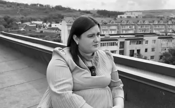 femeie bruneta cu par mediu imbracata in rochie da interviu