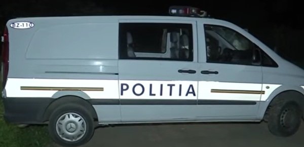 imagine cu o duba de politie in miez de noapte