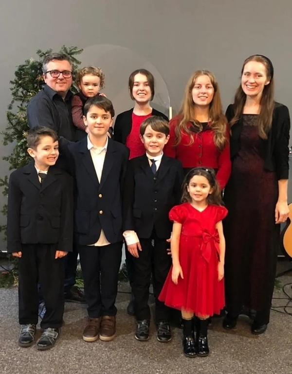 familia bodnariu formaata din parinti si copii imbracati in negru si rosu