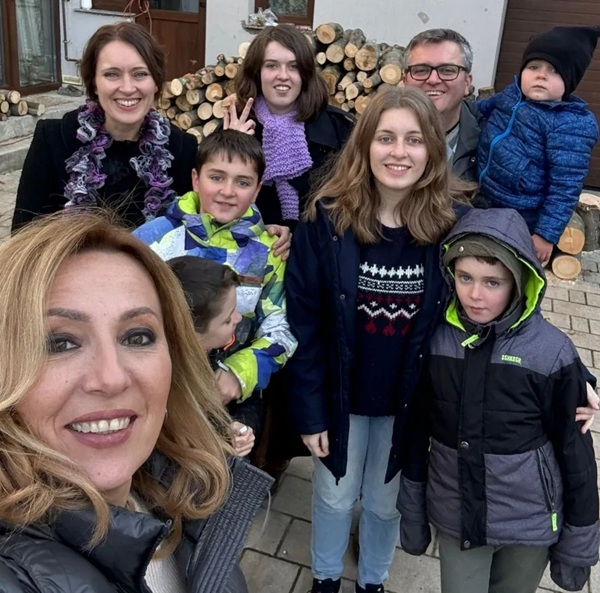 selfie facut de o jurnalista blonda alaturi de familia bodnariu