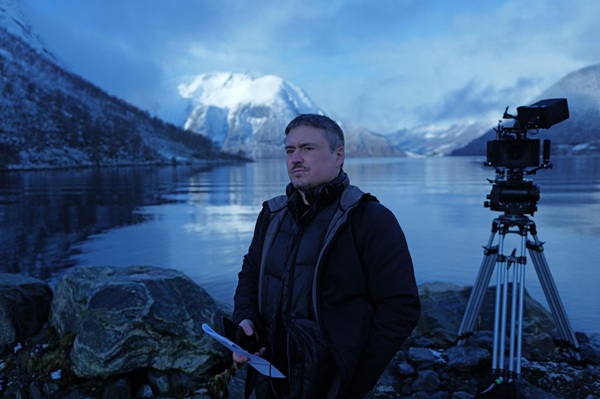 cristian mungiu pe malul unei ape langa o camera de filmat