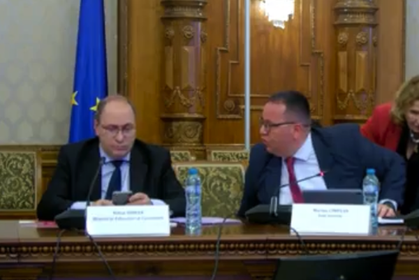 ministrul educatiei cu ochii in telefon