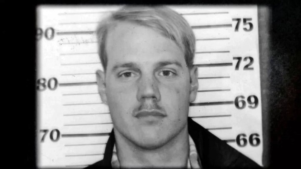 barbat blond cu mustata suspect de crima