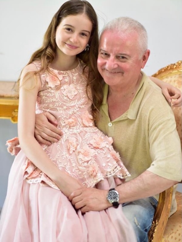 irinel columbeanu in tinerete isi tine fiica in roz in brate