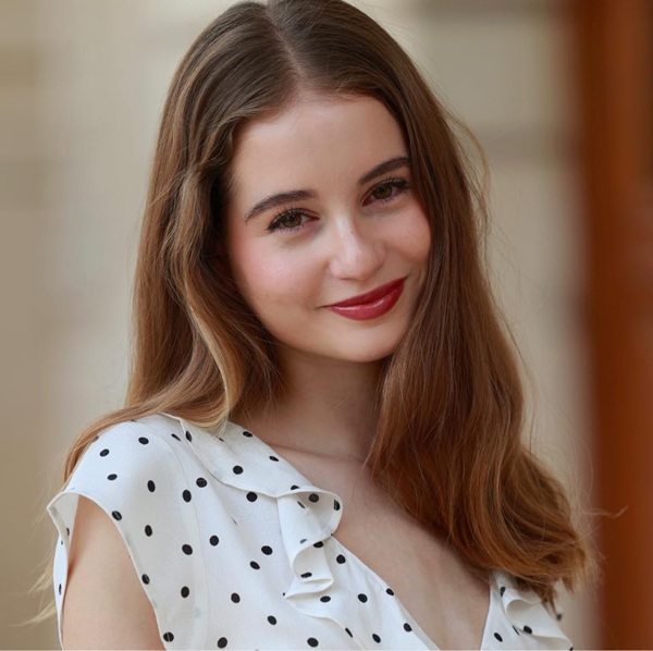 irina columbeanu cu parul lasat pe umeri in rochie alba cu buline negre