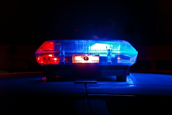 lumina rosie si albastra pe o masina de politie