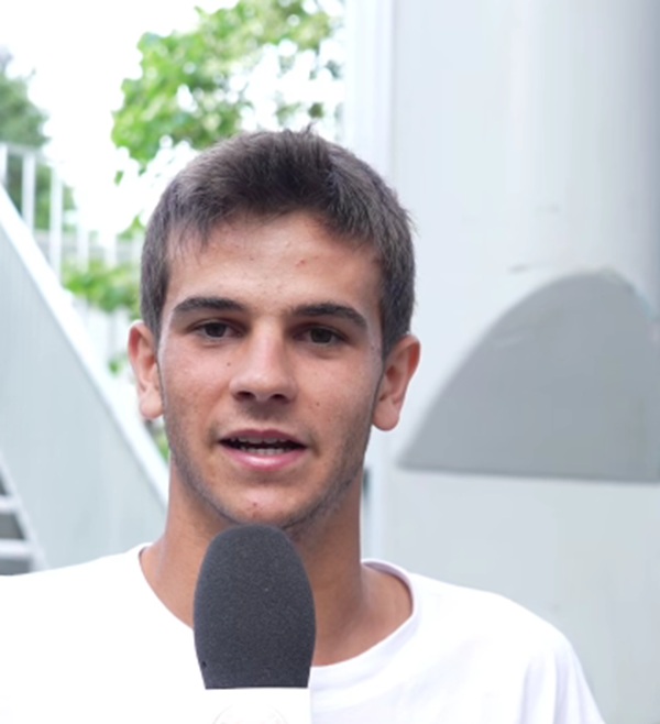 jucator de tenis imbracat in alb da un interviu