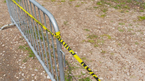 loc al accidentului imprejmuit de banda galbena