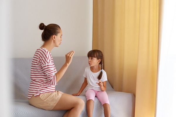 mama sta pe pat impreuna cu fiica ei si o cearta gesticuleaza