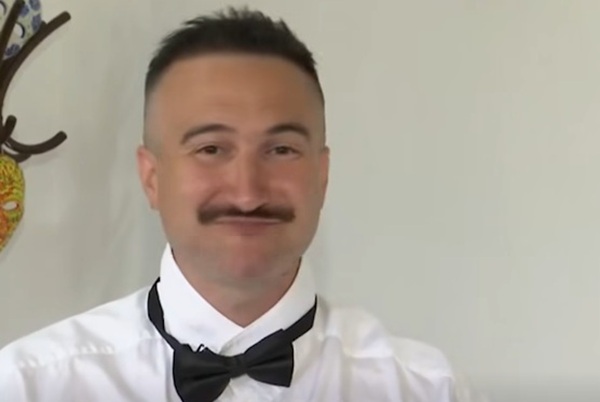 alex dobrescu imbracat in alb cu papion