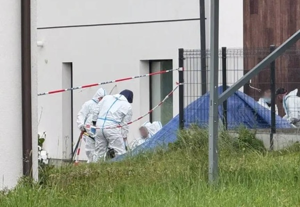 anchetatori imbracati in alb fac cercetari intr o curte