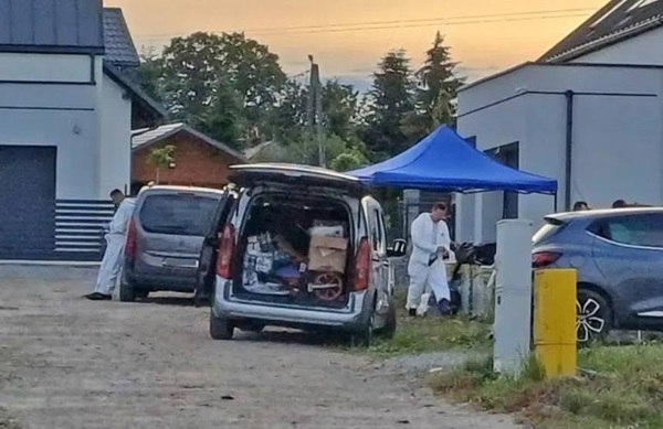 anchetatori langa o masina tip duba cu saci in spate