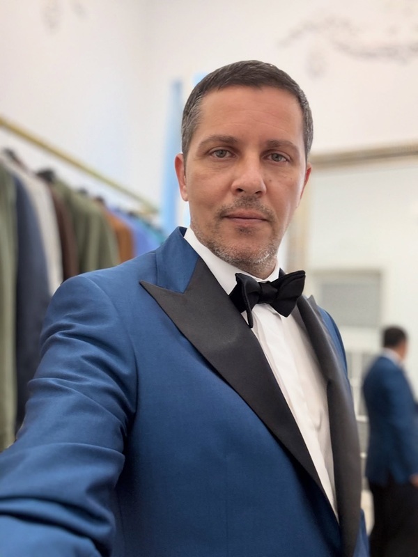 lucian viziru in costum albastru cu papion negru face un selfie