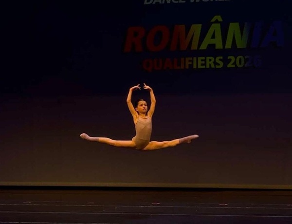 fata in costum de balet face o schema de dans in aer