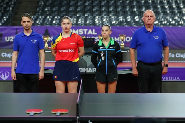 bianca mei rosu in tricou rosu alaturi de alte trei persoane la campionatele europene u21