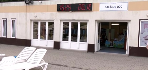 imagine de la strand cu doua sezlonguri si spatiu de joaca