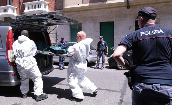 doi ofiteri de la criminalistica imbracati in alb urca o targa in masina cu politisti alaturi
