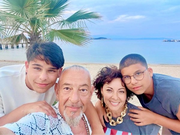 selfie facut de bodo alaturi de sotia si copiii la mare in grecia