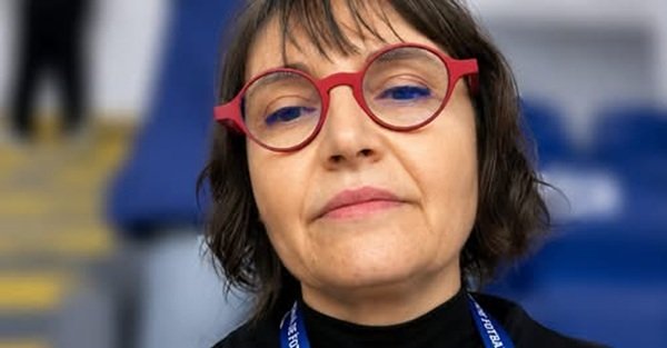 profesoara cu parul scurt si ochelari cu rama rosie la ochi