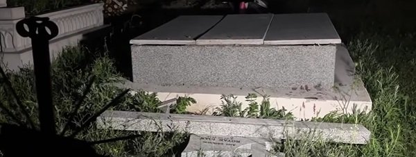 piatra funerara intr-un cimitir