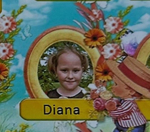 imagine cu o fata blonda cu codite cu numele diana