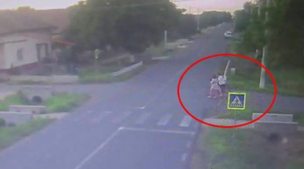 imagine de pe camera de luat vederi cu doua fete care se pregatesc sa treaca strada