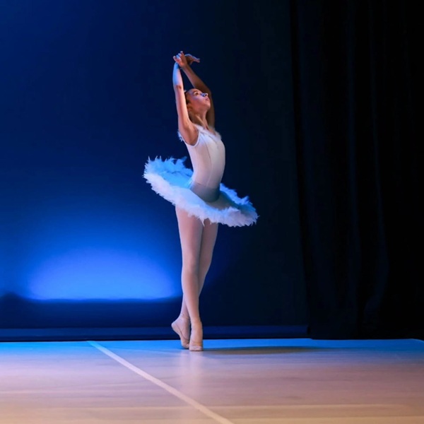 iuvenalia pavel in rochie alba de balerina pe scena